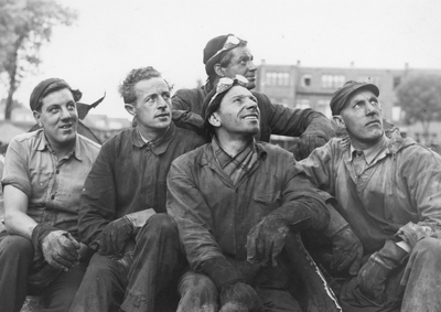 501504 Afbeelding van enkele bouwvakarbeiders die omhoog kijken, vermoedelijk op een bouwlocatie ergens in Utrecht.